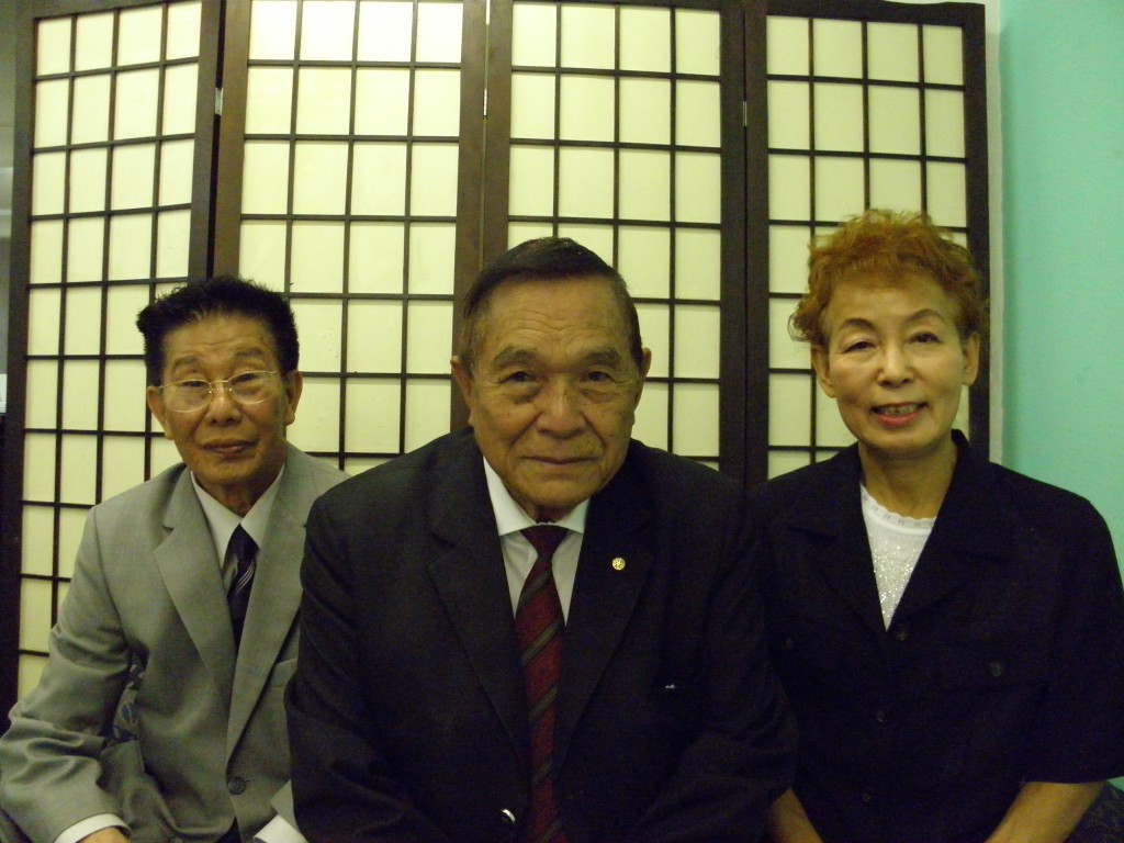 来社した山尾、池崎、市田さん（左から）