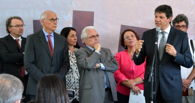 独裁時代の死者や行方不明者哀悼記念碑落成式でのハダジ市長（右端）とイデリ・サルヴァッティ氏（ハダジ氏の左手後方の女性（Fernando Pereira/Secom/PMSP）