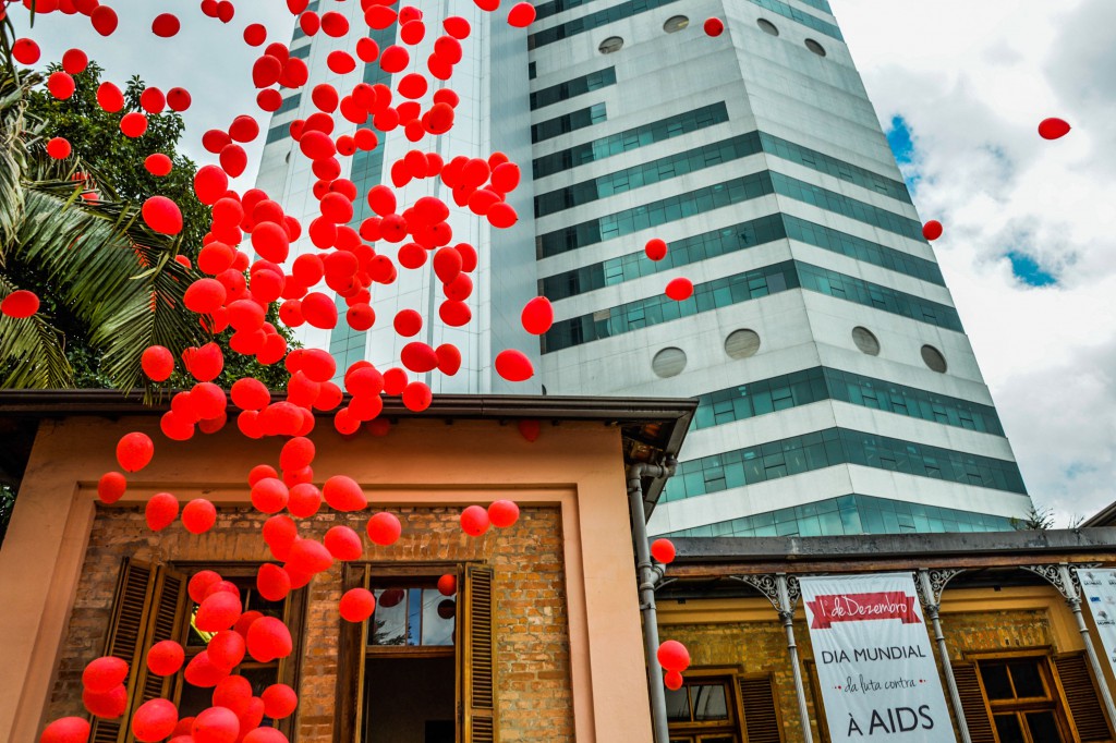 世界エイズデー記念イベントで空に放たれた赤い風船（Alexandre Carvalho/A2 Fotografia）