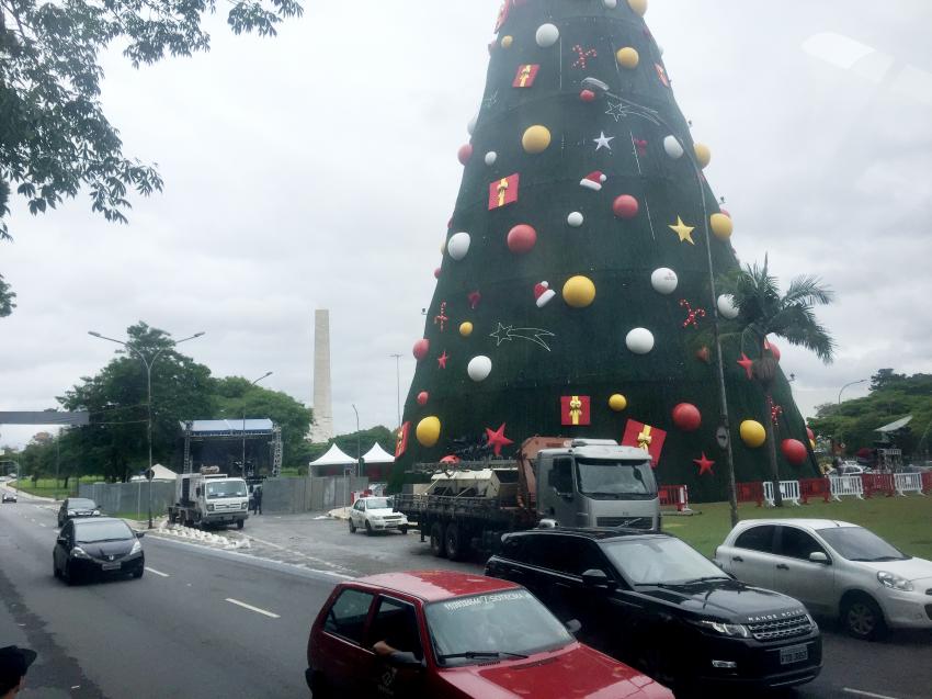 イビラプエラ公園前の名物クリスマスツリー（Paulo Pinto/Fotos Públicas）