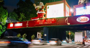 パウリスタ大通りを飾るクリスマスイルミネーション（Leon Rodrigues/Secom/PMSP）