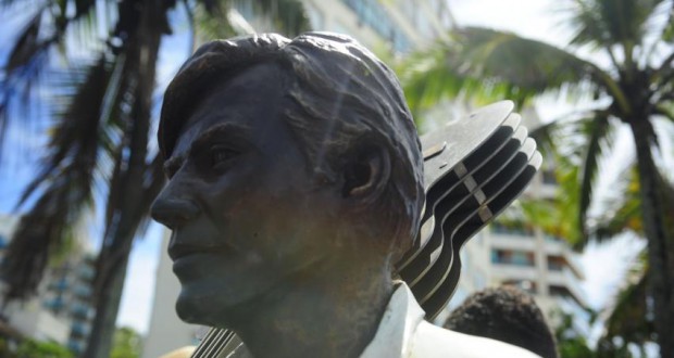 命日の８日にイパネマ海岸でお披露目されたジョビンの銅像（Tânia Rêgo/Agência Brasil）
