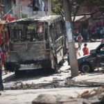 サンパウロ市南部で１月に起きた抗議行動で焼き討ちされたバス（Foto: Marcelo Camargo/Agência Brasil）