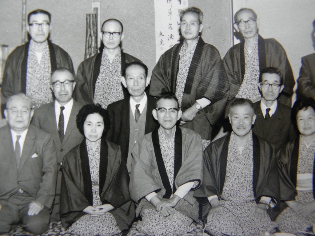 春子さんと幸平さん（手前左から２、３番目）が１９６９年に長野へ帰省した際、中学の同級生らと撮った写真
