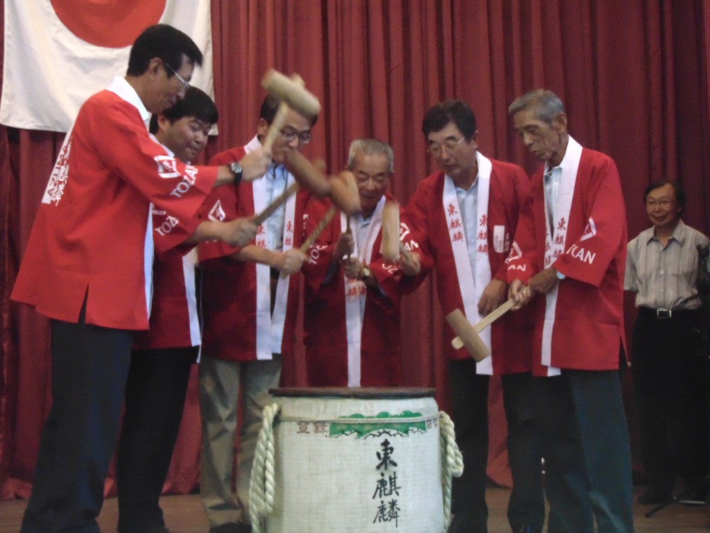 鏡割りで新年を祝った