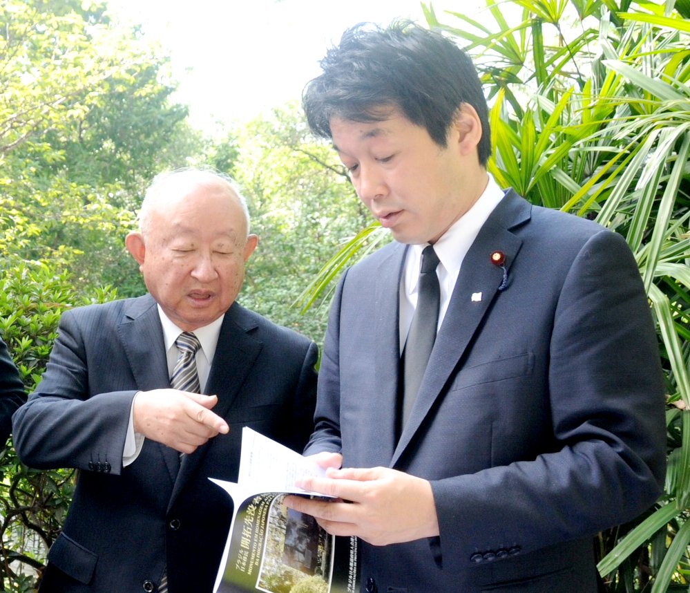 イビラプエラ慰霊碑で本橋幹久県連会長から説明を受ける薗浦政務官（写真＝望月二郎）