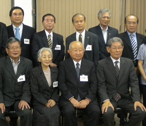 役員と本橋会長（前列左から３人目）
