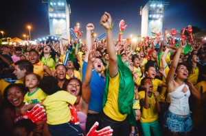ブラジリアのファン・フェスタ会場で、対コロンビア戦で代表チームを熱烈に応援するブラジル人たち（Foto: Fabio Rodrigues Pozzebom/Agência Brasil）