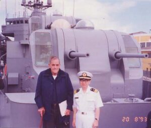 1993年度練習艦隊連絡士官として「かとり」勤務の坂尾２佐を訪れたエミリオ中尉（サントス港にて海上自衛隊広報班撮影、提供＝坂尾さん）