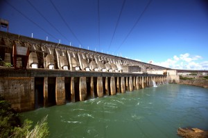 双国イタイプー水力発電所（Foto: Itaipu Binacional）。その近くにある「イグアス・ダム機械化プロジェクト」が問題になっている