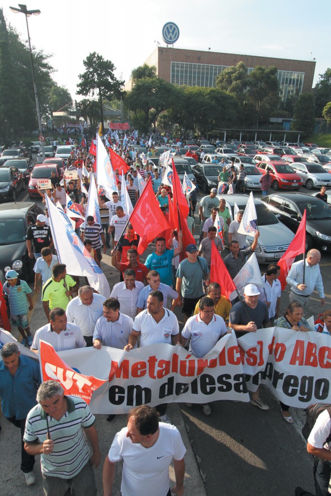 仲間の解雇に抗議してデモ行進を行うＡＢＣ金属労協の人々（Adonis Guerra/Sindicato dos Metalúrgicos do ABC）