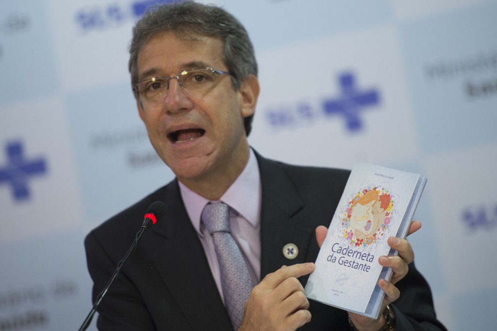 妊婦用の手帳を示す保健相（Marcelo Camargo/Agência Brasil）