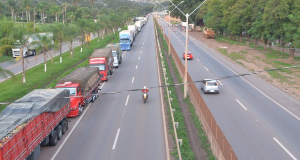 フェルナン・ジアス道でトラックを大量に停めて道をふさぐ運転手達（Jornal Cidades - MG/Fotos Publicas）
