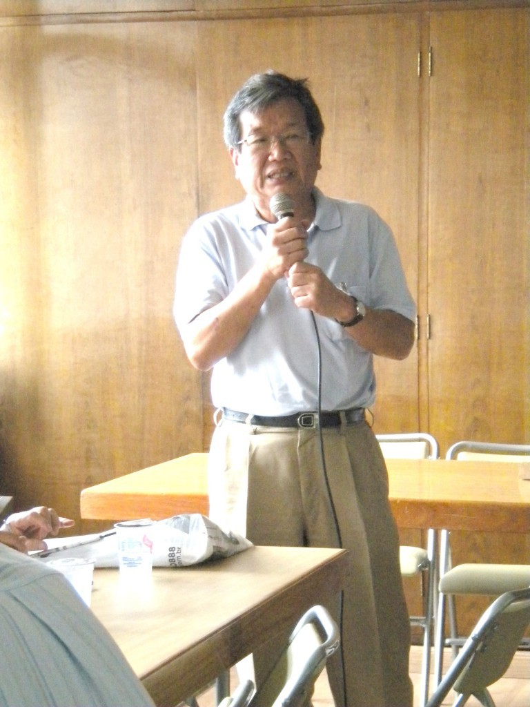 郷土食ブースにかかる経費を説明する山田委員長