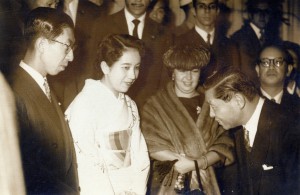 1958年６月18日、移民50周年で来伯された初皇室、三笠宮ご夫妻をお迎えする重松さん（右、家族提供）