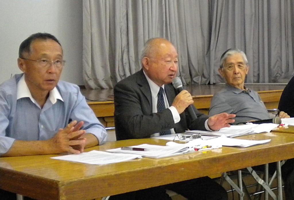 今年度の事業を説明する本橋会長（左から２人目）