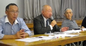今年度の事業を説明する本橋会長（左から２人目）