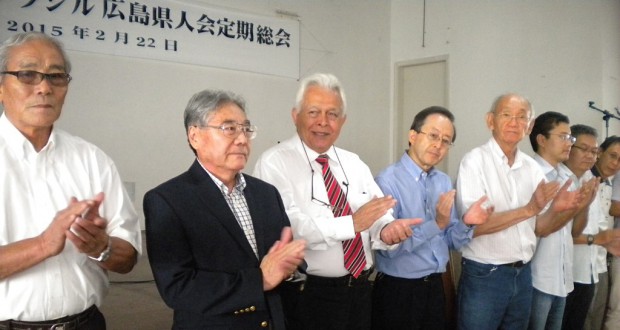 安どの表情を見せる平崎新会長（左から２人目）ら新役員