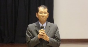 寄付金の呼びかけをする前田会長