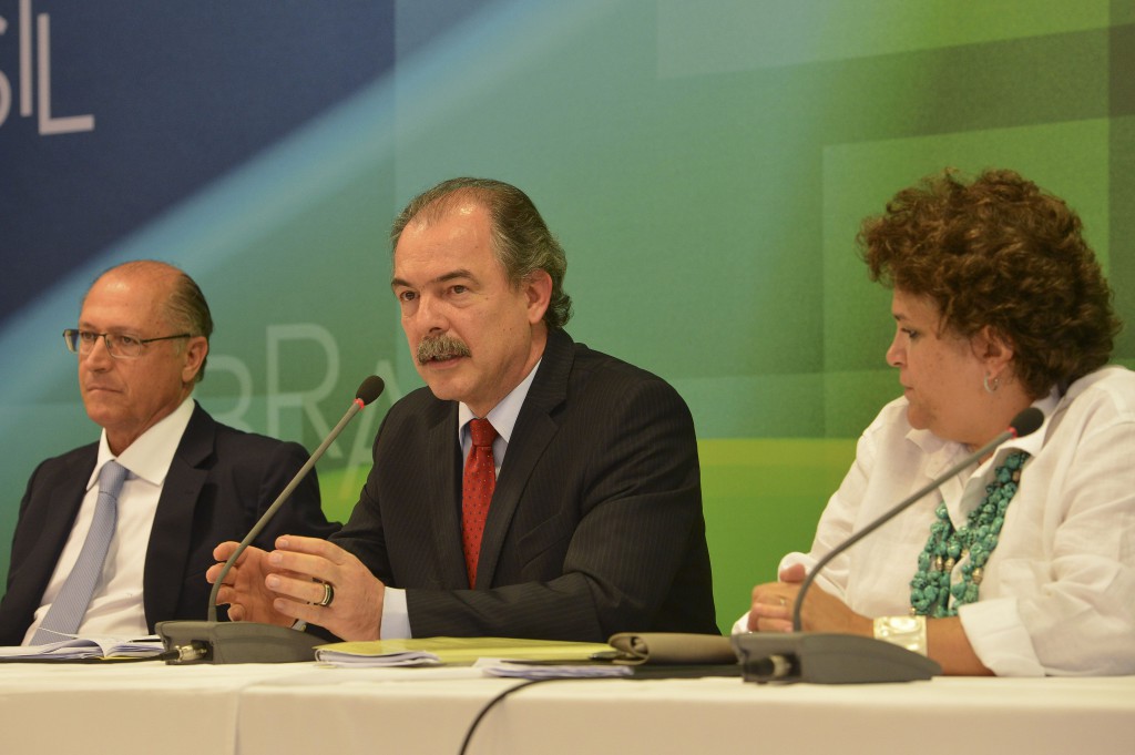 水問題を巡る会合後の記者会見（1月30日、左からジェラウド・アウキミン聖州知事、アロイジオ・メルカダンテ官房長官、イザベラ・テイシェイラ環境相、José Cruz/Agência Brasil）