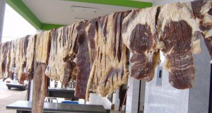 牛肉を干してカルネ・デ・ソールを作っているところ（Foto=Aline Cruz, site de UFMG）