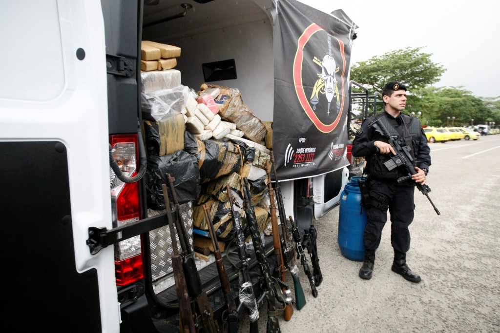 押収した武器や麻薬を前にした特殊部隊隊員（Natasha Montier/GERJ）