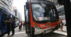 中央分離帯に乗り上げたバス（Paulo Pinto/Fotos Publicas）