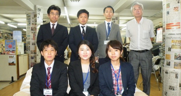 南アゴスチンニョ県人会会長（後列右）と共に来社した一行。武田課長は後列左