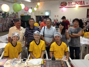 岡村正美ピラール文協会長（後列左から２人目）日本語学校教師の渡辺久洋さん（同右端）をはじめとするみなさん