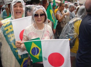 日の丸を掲げるシルビオ・サノさん