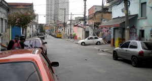 軍警と住民が衝突したエストゥダンテ街とエガス・ムニス・デ・アラガン街の交差点
