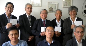 （前列左から）高梨会長、立石会計、馬場元所長と福祉団体関係者
