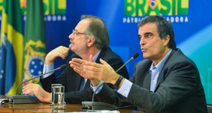 記者会見に臨んだ大統領府総務室長官（左）と法相（José Cruz/Agência Brasil）