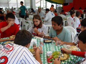 女子選手も交じってヤクルトのリンゴジュースを飲みながら楽しく食事