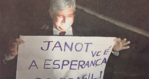 ２日、抗議活動家が作った応援ボードを微笑みながら握るジャノー長官(VEM PRA RUA)