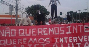 カサビ都市相やレヴィ財相らの人形を掲げて行進する人々(Jussara Basso/MTST, foto em baixa resolução)