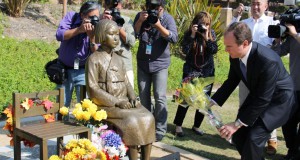 2014年４月22日、米ロサンゼルス郊外グレンデールで、従軍慰安婦問題を象徴する少女像に献花するシフ議員（共同）