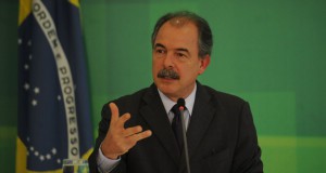 財政調整について共同記者会見するアロイージオ・メルカダンテ官房長官（Jose Cruz/Agencia Brasil）