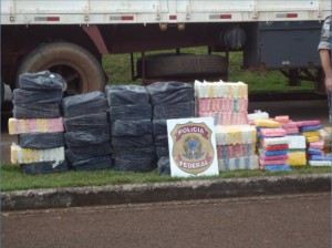 連邦警察に押収された密輸品や麻薬（Foto: Polícia Federal Foz do Iguaçu）