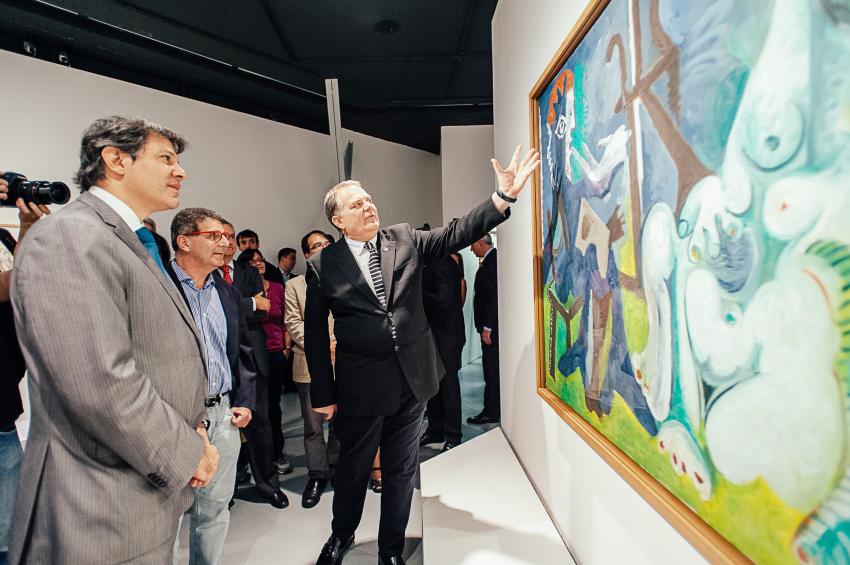 ２４日、スペイン現代絵画展でピカソの絵に見入るフェルナンド・ハダジ・サンパウロ市長（左）(Leon Rodrigues/Secom)