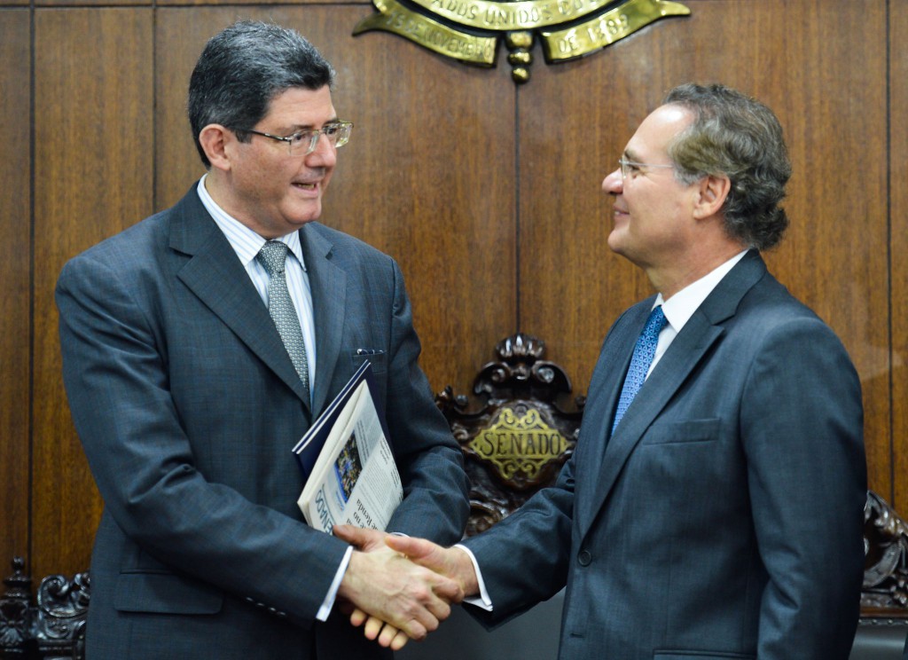 交渉後のレヴィ財相（左）とレナン・カリェイロス上院議長（Antonio Cruz/Agência Brasil）