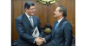 交渉後のレヴィ財相（左）とレナン・カリェイロス上院議長（Antonio Cruz/Agência Brasil）