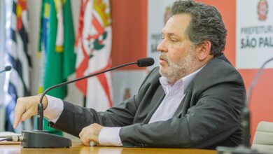 聖市のデング熱感染状況を発表するパウロ・プッシーニ聖市保健局長補佐（Leon Rodrigues/Secom）