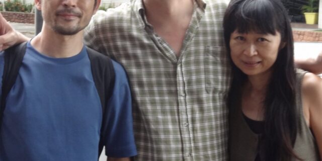 一條直子・ルシアノ夫妻（右）と記者（西牟田さん提供）