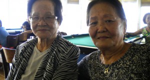 上田さん（左）と娘のニーナさん（72、二世）
