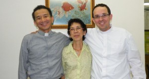 左から徳弘牧師、音楽教室補佐の佐野富枝さん、メロ牧師