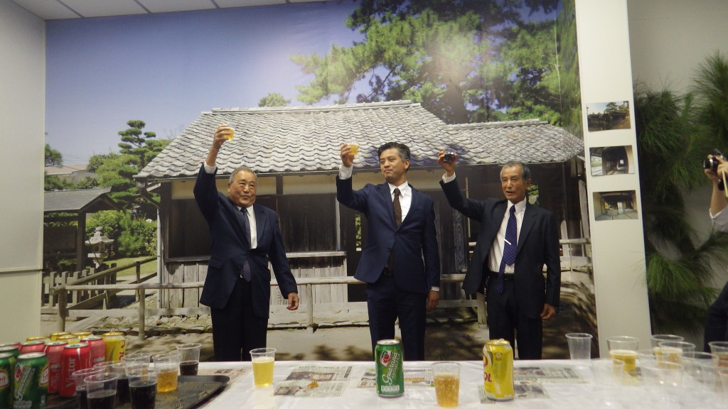 （左から）西村武人顧問、髙元次郎領事、要田武会長
