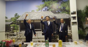 （左から）西村武人顧問、髙元次郎領事、要田武会長