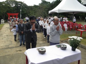 焼香する参加者