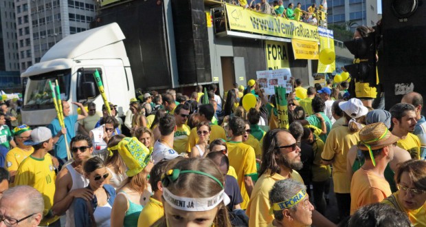 最もたくさん支持者を街宣車のまわりに集めていたVem Para Rua（街へ出よう）集団